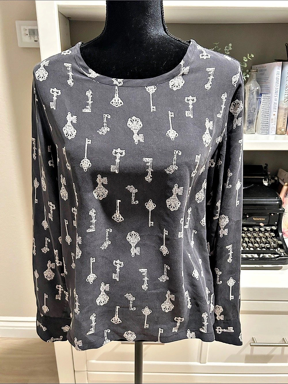 Equipment B717-E315 Silk Key Print Blouse in Black & White Size Small
